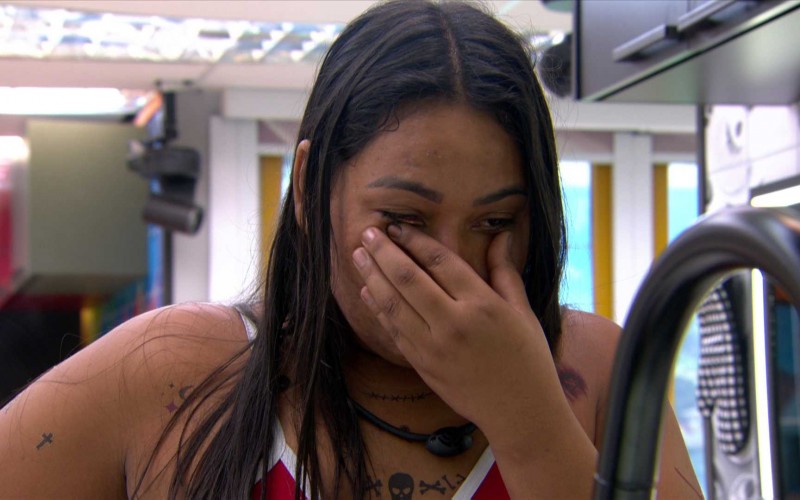 BBB 26: Chaiany chora por saudades da família