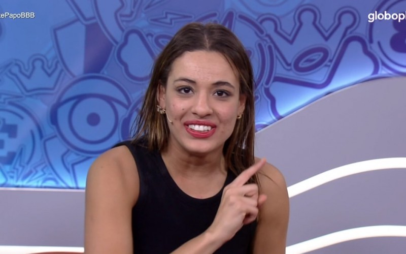 Beatriz afirma que nunca colocou lente de contato nos dentes