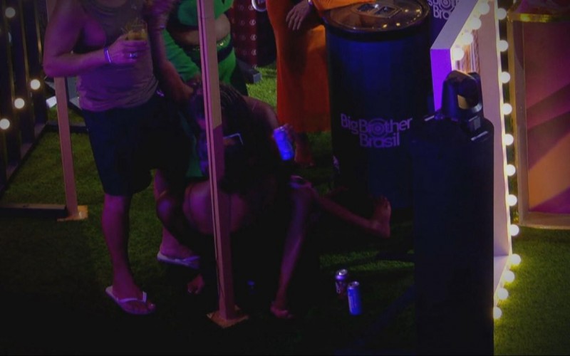 Beijo entre Aline e Thamiris é exibido no Mesacast BBB