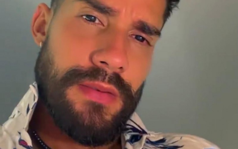 Bil muda o visual após fim das gravações do 