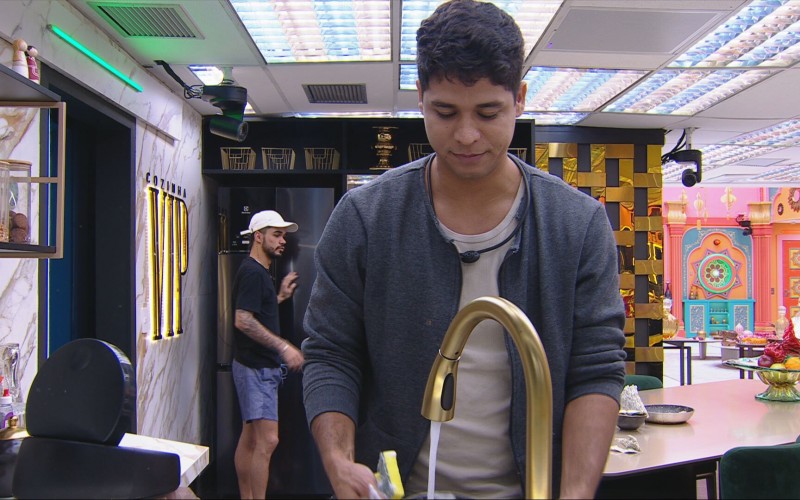 Botão da Desistência fica verde enquanto Guilherme lava louça