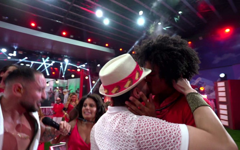Breno e Marcelo se beijam durante Festa no BBB 26