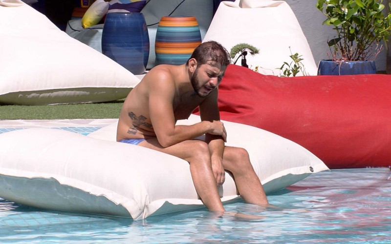 Brother canta na piscina do BBB21