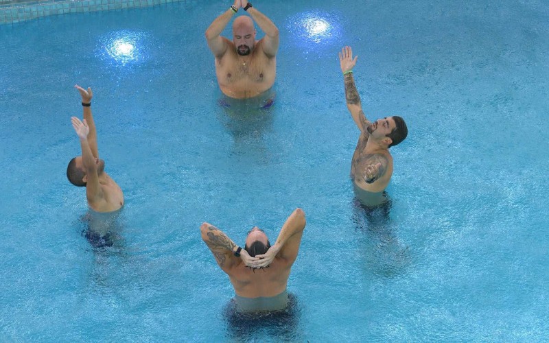 Brothers aproveitam piscina durante chuva no BBB 22