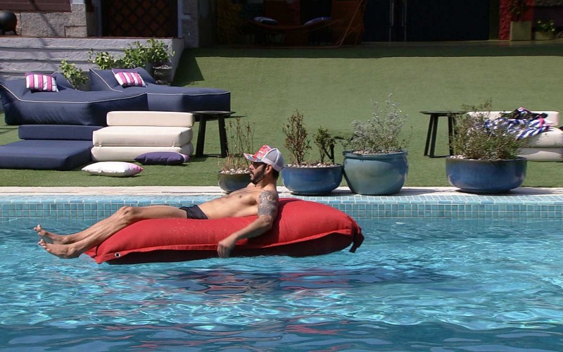 Brothers aproveitam tarde de sol na piscina do BBB21