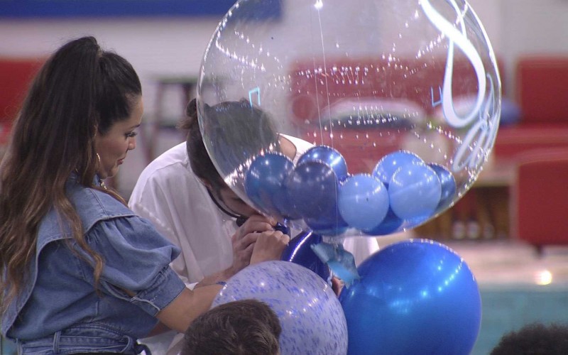 Brothers brincam com balões e cantam música de Roberto Carlos