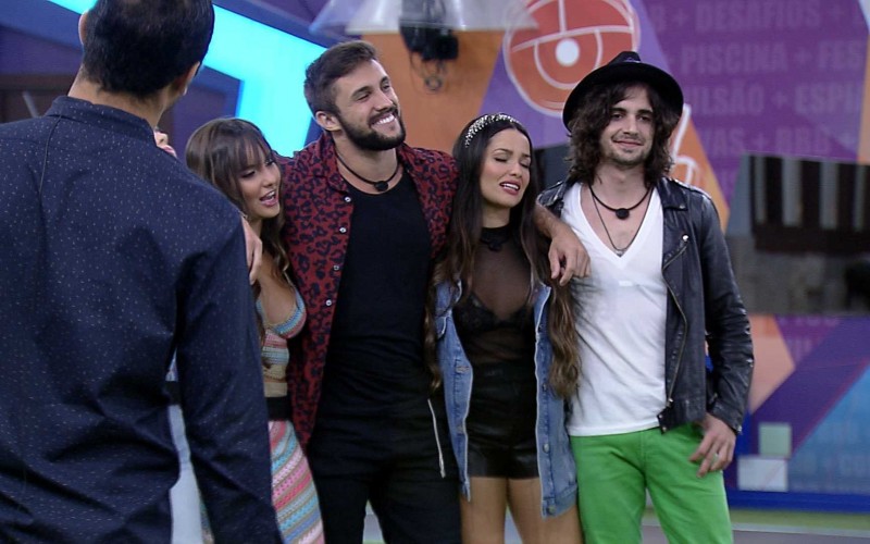 Brothers cantam e se abraçam antes de Eliminação no BBB21