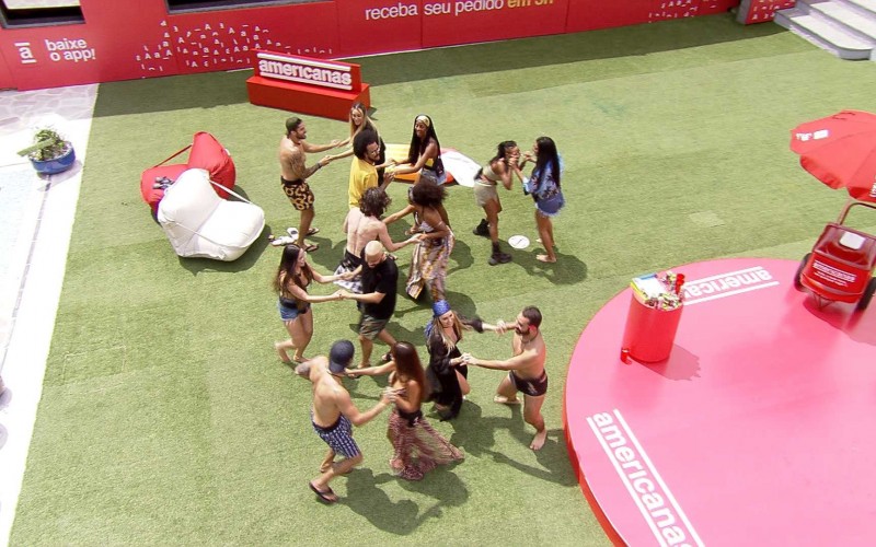 Brothers dançam quadrilha durante pool party no BBB21