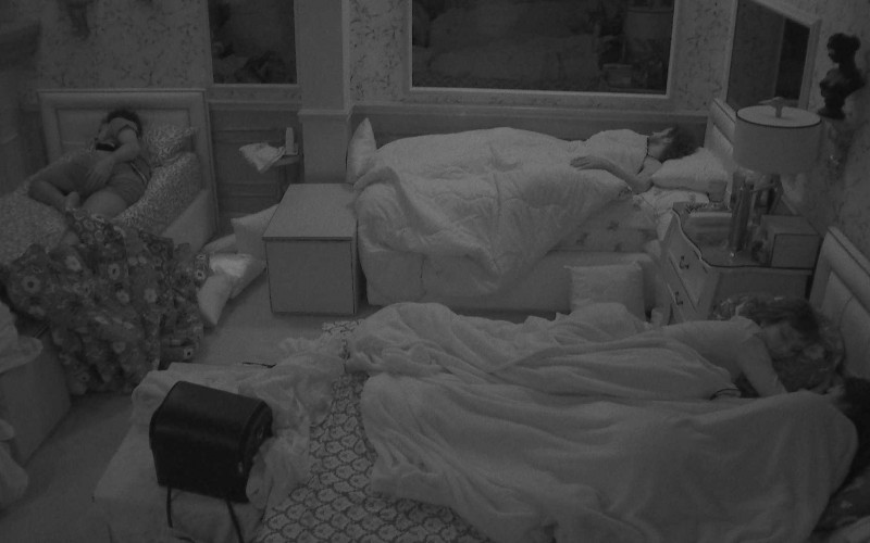 Brothers do BBB21 dormem após madrugada intensa