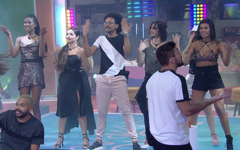 Brothers fazem coreografia durante Festa C&A no BBB21