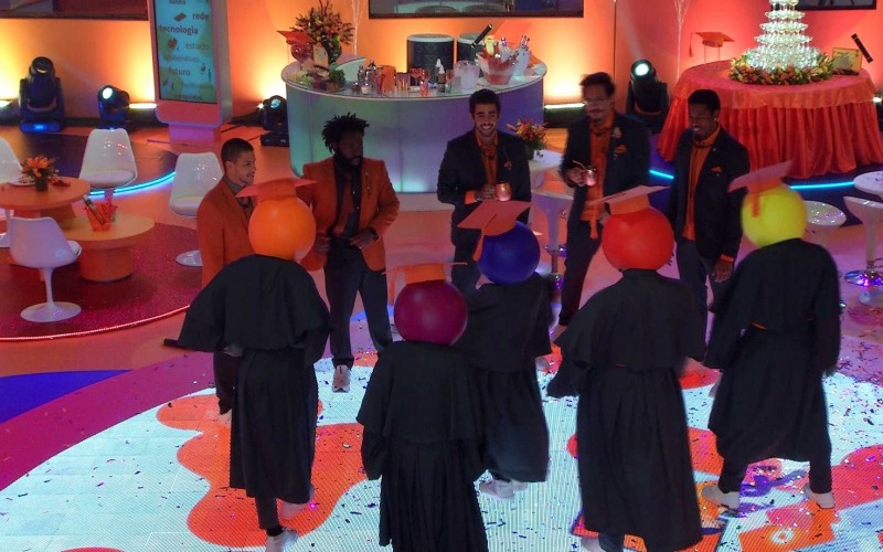 Brothers fazem duelo de dança com bailarinos no BBB 22