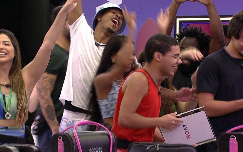 Brothers ganham surpresa da Avon no BBB 22 e comemoram