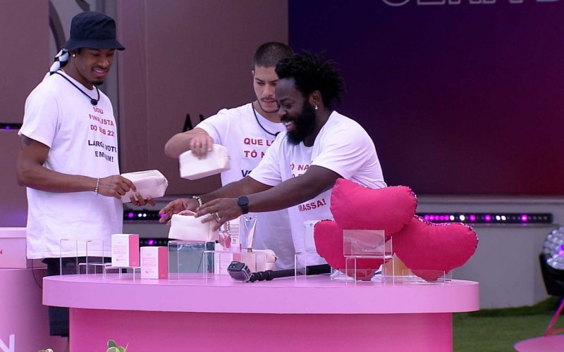 Brothers montam seus kit-presentes Avon