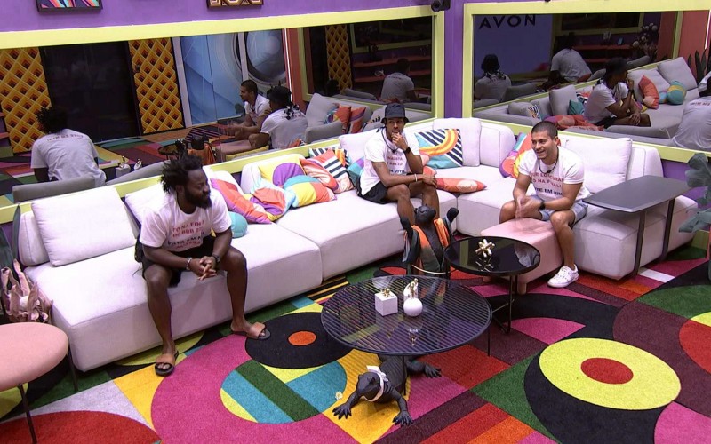 Brothers participam de ação da Avon na área externa da casa