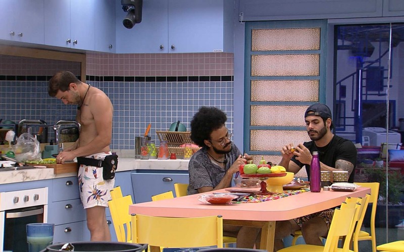 Brothers preparam almoço na Xepa do BBB21