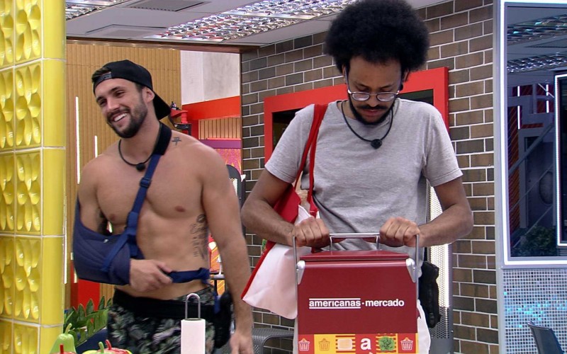 Brothers recebem as compras da Xepa feitas no BBB21
