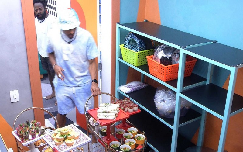 Brothers recebem comidinhas e adereços de Carnaval no BBB 22