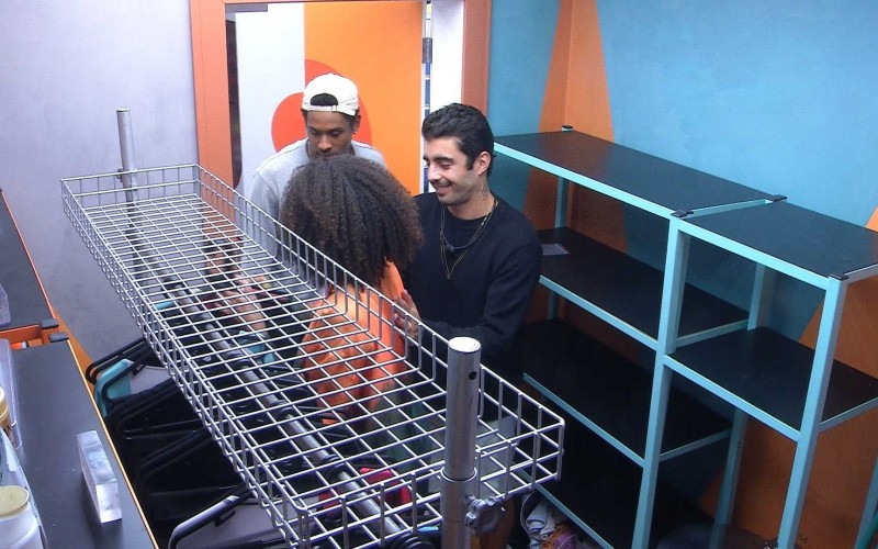 Brothers recebem figurinos para a festa desta noite no BBB 22
