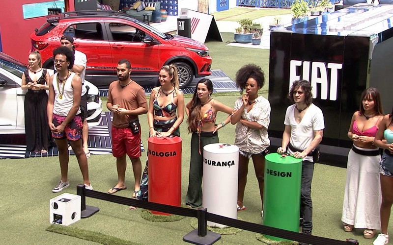 Brothers são surpreendidos com carros no gramado do BBB21