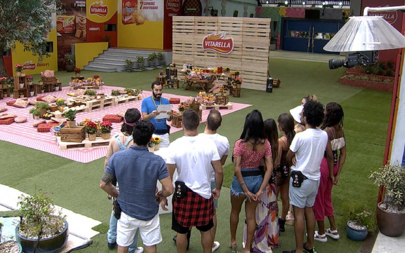 Brothers são surpreendidos com piquenique no gramado do BBB21