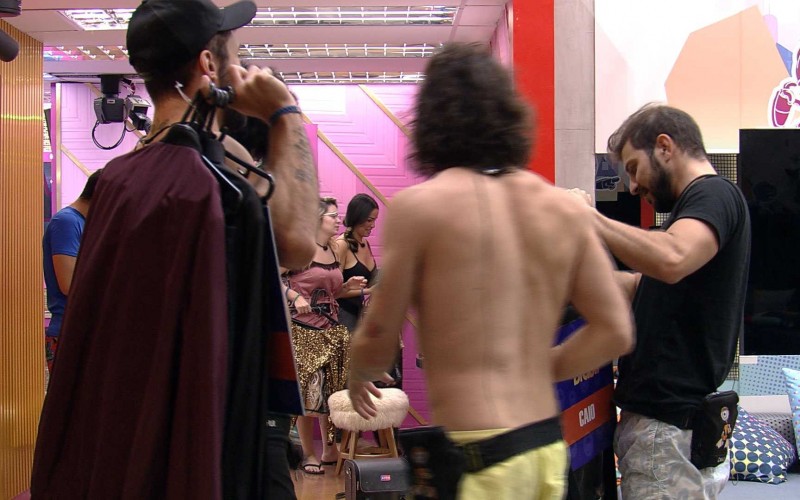 Brothers se empolgam com figurino da Festa Cor&Ton no BBB21