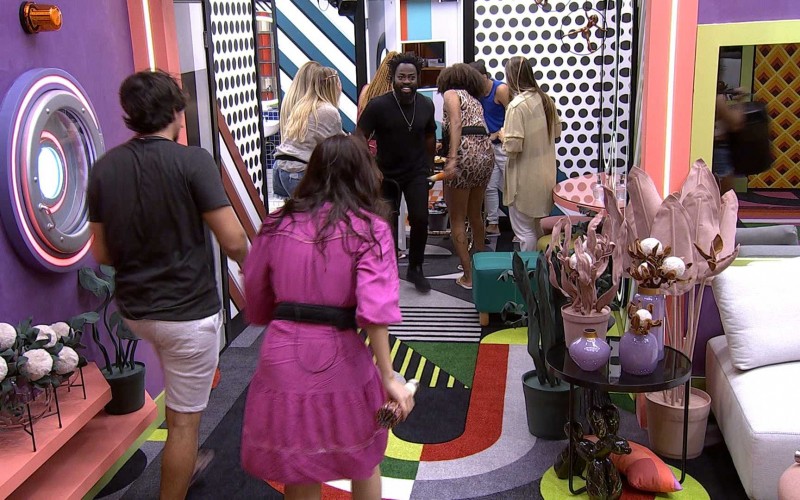 Brothers vibram ao receber cooler no BBB22: 