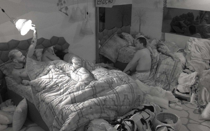 Bruna Griphao e Gabriel esquentam o clima no edredom