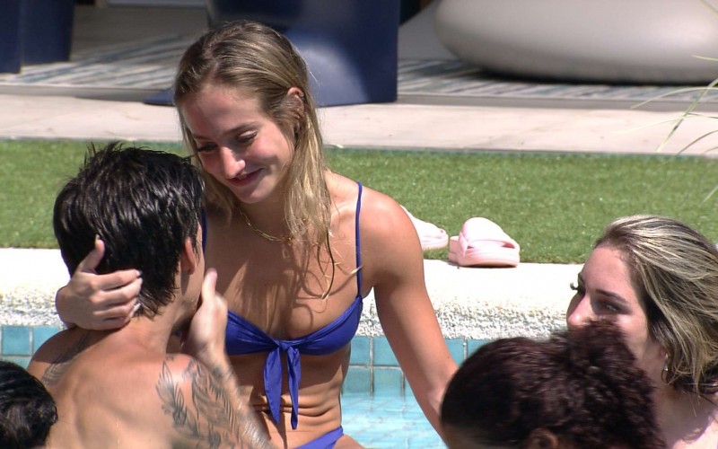 Bruna Griphao e Gabriel trocam carinhos na piscina do BBB 23