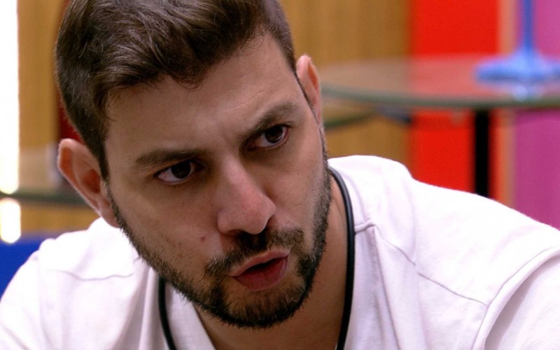 Caio comenta sobre Viih Tube: 