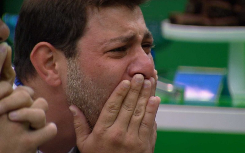 Caio se emociona com Presente do Anjo no BBB21