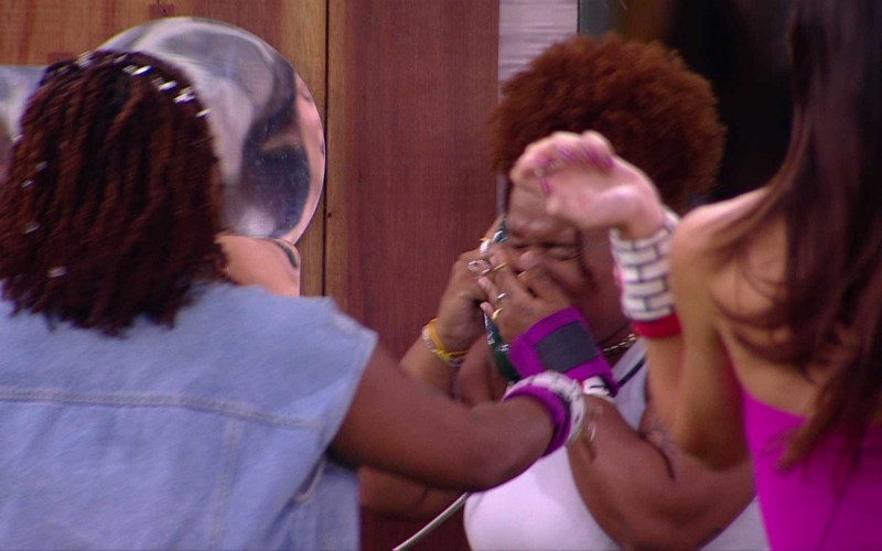 Camilla atende ao Big Fone do BBB 25, após VAR; e público reage