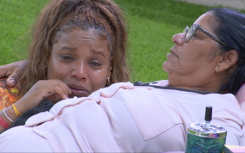 No BBB 25, Camilla chora e é consolada por Delma
