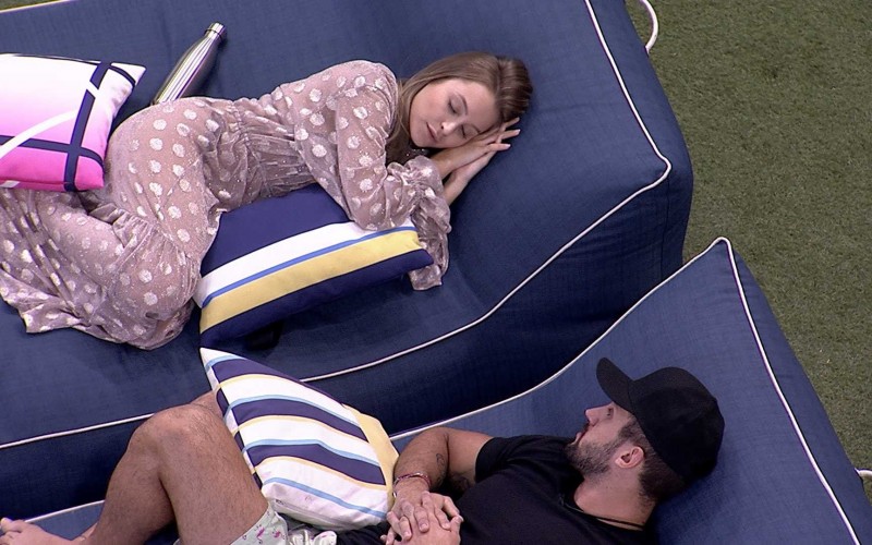 Carla Diaz brinca com Arthur no BBB21: 