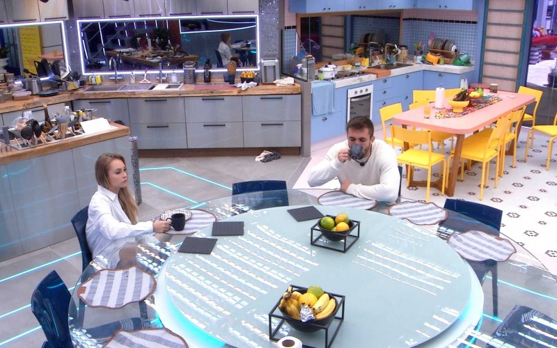 Carla Diaz e Arthur tomam café da manhã no Vip do BBB21