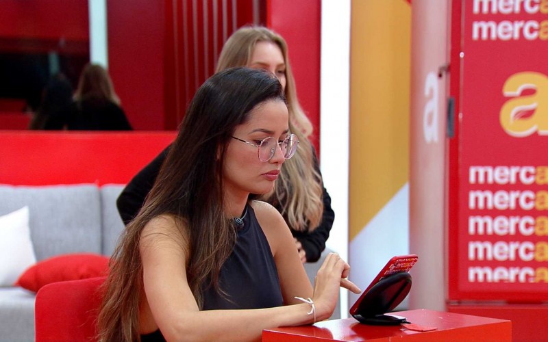 Carla Diaz e Juliette fazem compras para a Xepa no BBB21