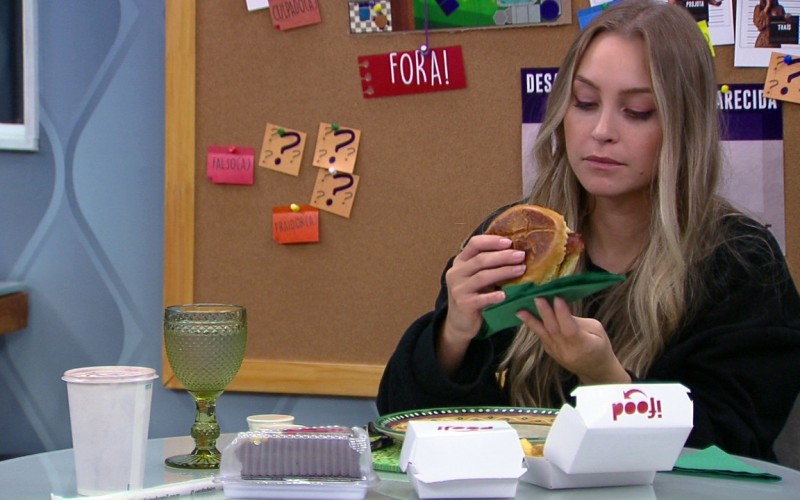 Carla Diaz recebe almoço do IFood no Quarto Secreto do BBB21