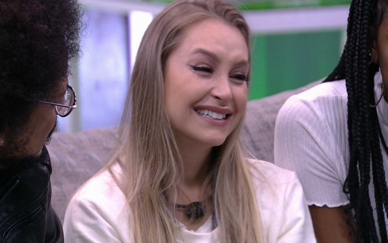 Carla Diaz se emociona com Presente do Anjo