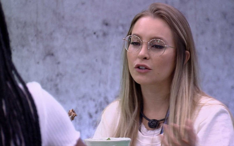 Carla Diaz se mostra chateada com sister