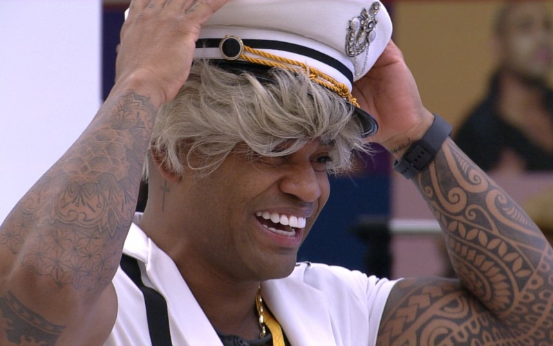 Cezar Black ganha peruca e internautas comparam com famosos