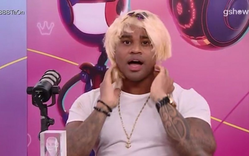 Cezar ganha peruca personalizada após saída da casa do BBB 23