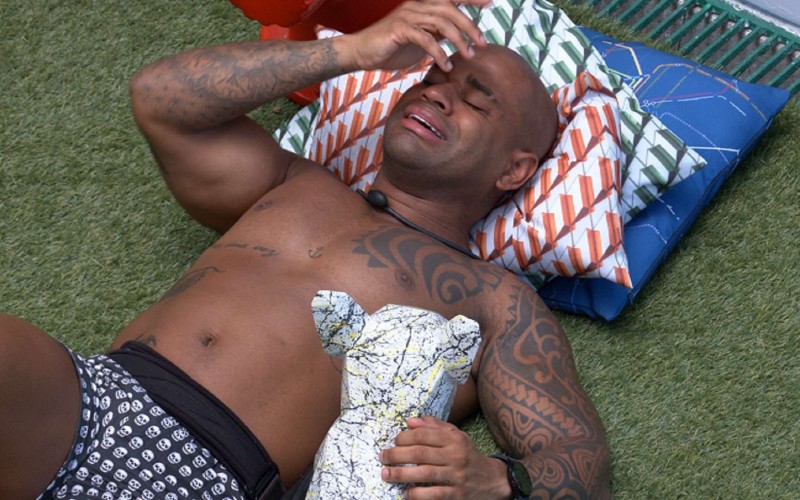 Cezar tem crise de choro abraçado à estátua de cachorro