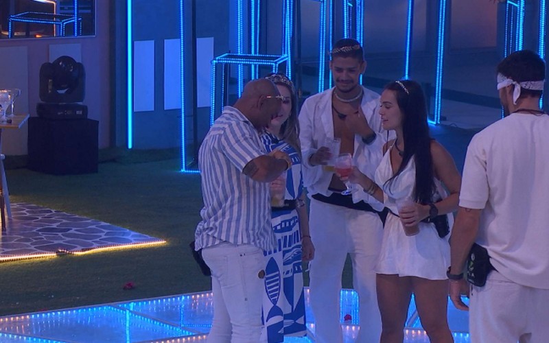 Cezar veste sutiã de Bruna Griphao em festa do BBB 23