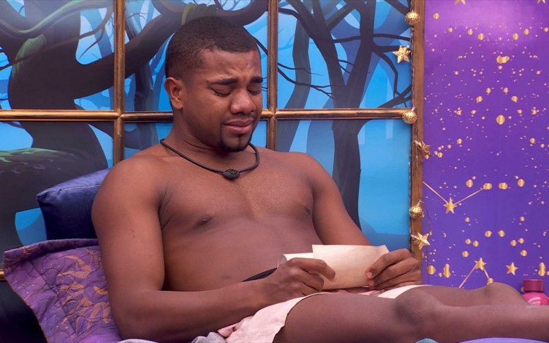 Com carta da família em mãos, Davi chora no BBB 24