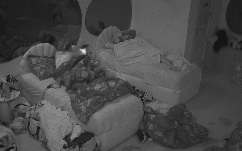 Com medo do escuro, Key Alves leva susto de Cezar no BBB 23