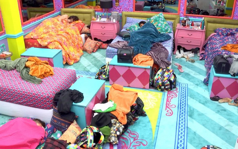 Confinados acordam após madrugada intensa no BBB21