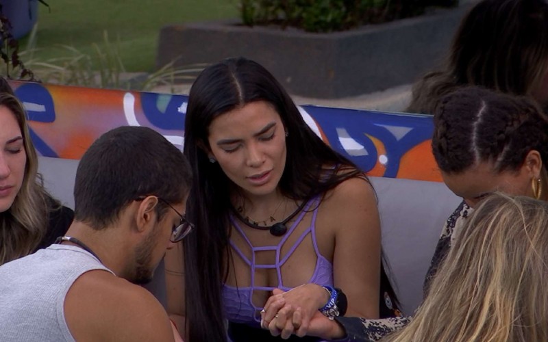 Dania Mendez faz oração com os brothers do BBB 23