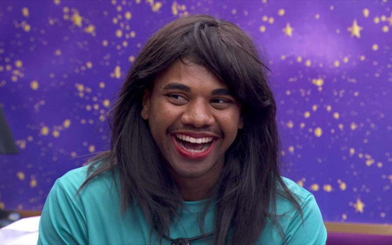 Davi coloca peruca, passa batom e diverte sisters no BBB 24