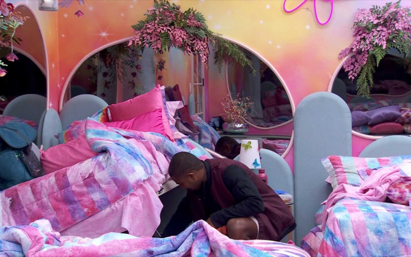 Davi distribui presentes para os emparedados no BBB 24