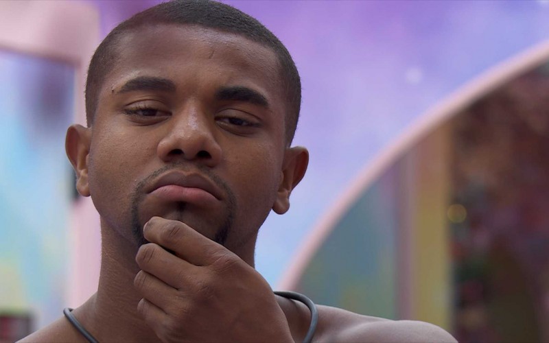 Davi questiona o motivo de choro de Isabelle