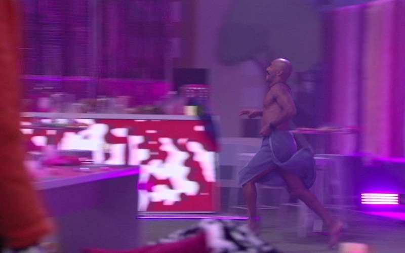 De toalha, Ricardo faz performance em festa do BBB 23